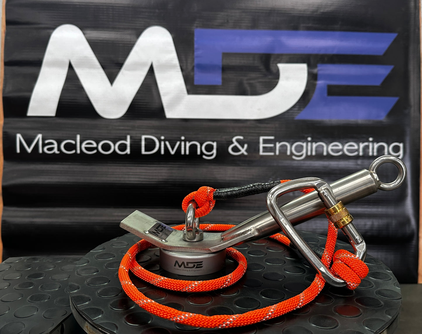 Diving Magnet with Stainless Steel Handle and Scraper – 220kg Pull